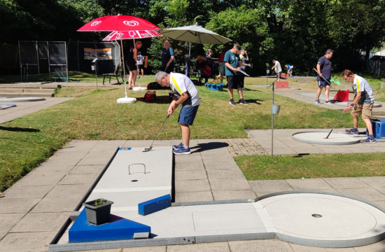 Oliver Gut spielt den Winkel als Vorbeitung für die Deutschen Minigolfmeisterschaften System Cobigolf.