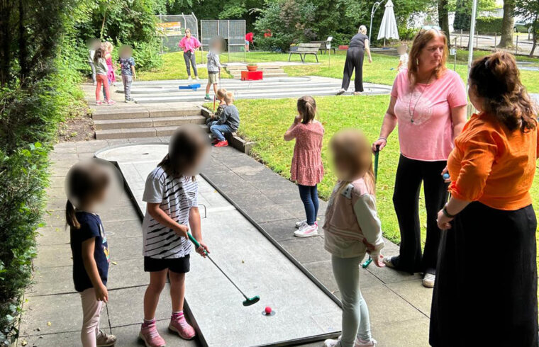 Kindergartenkinder der Bunten Arche besuchen die Cobigolf-Anlage in Essen-Vogelheim